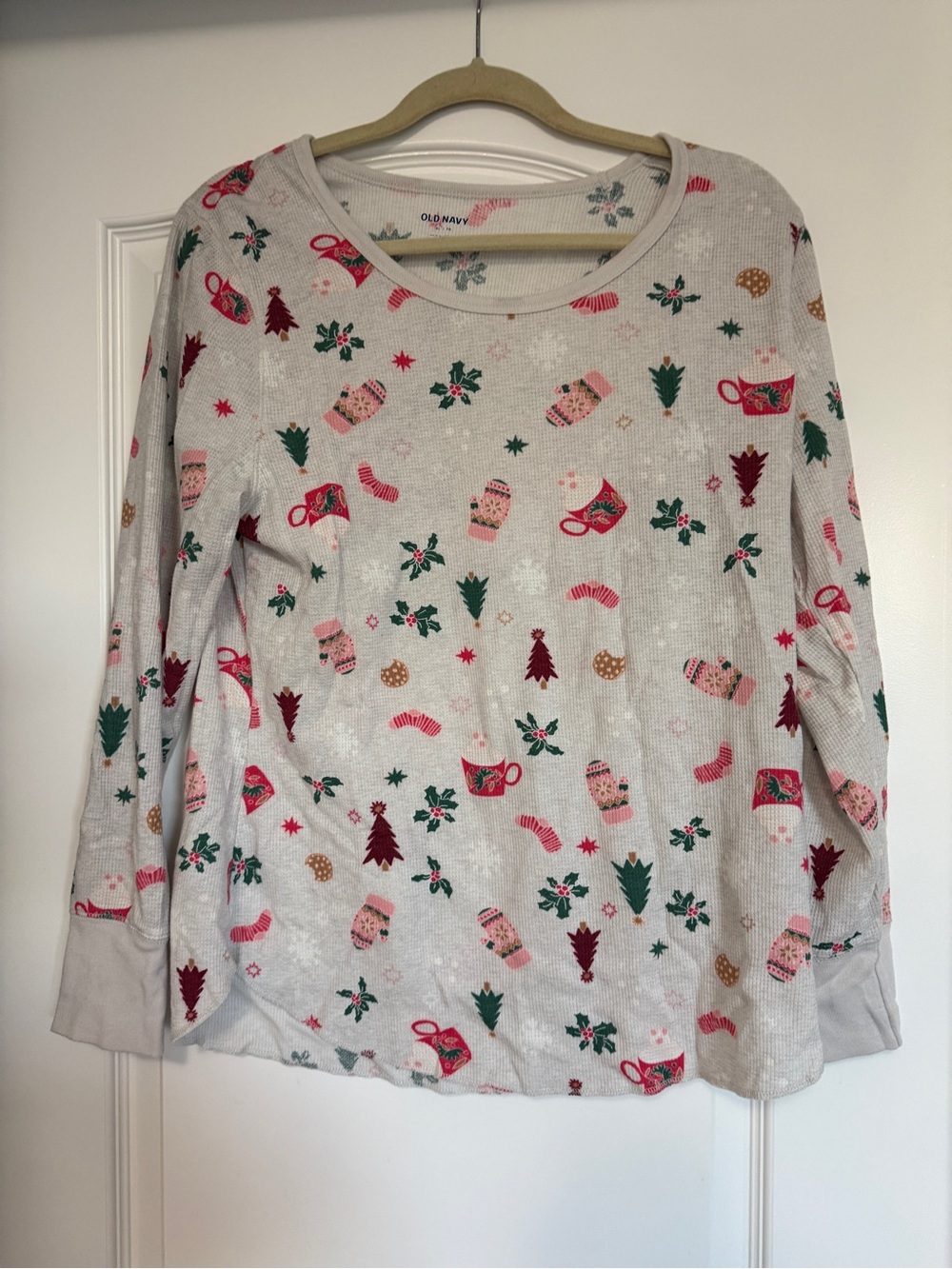 Old Navy Light Gray Holiday Mug & Mitten Print Long-Sleeve Top